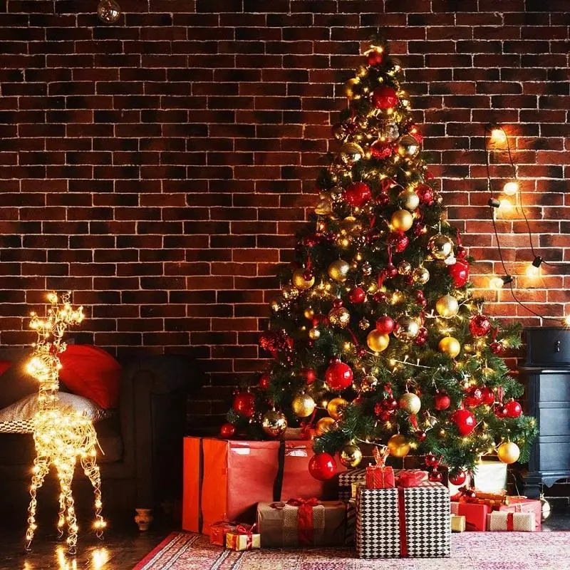 Embracing Traditional Christmas Decor: A Timeless Holiday Style 2 A beautiful Christmas tree with red and gold ornaments, showcasing classic Christmas decor ideas.